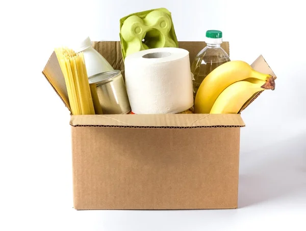 纸板箱里的食物 白种人捐赠食物或运送食品的概念 图库图片