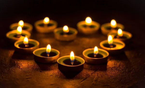 Karanlık bir arka planda mum yakmak, seçici odak.