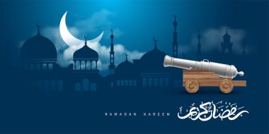 Ramazan Kareem kutlaması. Gece arkaplanında camii ve bulutlarda hilal olan şehir silueti olan antik bir top. Kaligrafik metin, Ramazan Kareem anlamına geliyor. Vektör illüstrasyonu.