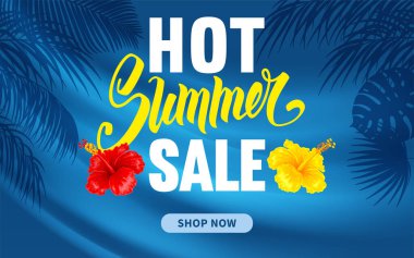 Yaz satışıyla ilgili reklam afişi. Gösterişli harfler, amber çiçekleri, egzotik yapraklar ve dükkan için düğme şimdi tropik günbatımı arka planında klasik mavi tonda. Vektör illüstrasyonu.
