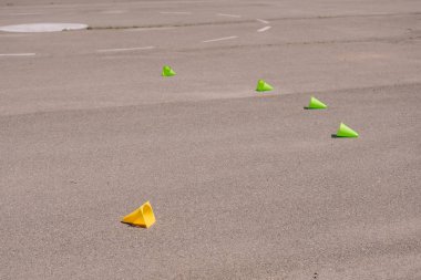 Araba sürmeyi öğrenmek için platform. Eğitim alanında trafik konileri var. Motodrom motosiklet okulundaki öğrenciler için. .