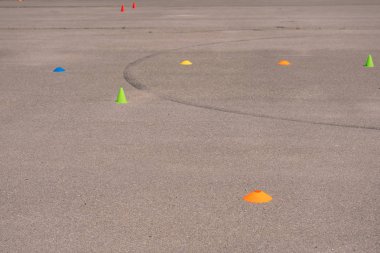 Araba sürmeyi öğrenmek için platform. Eğitim alanında trafik konileri var. Motodrom motosiklet okulundaki öğrenciler için. .