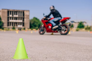 Motosikletliler için yeşil koni yakın plan. Sürücü kursunda trafik konileri vardı. Motosiklet okulundaki öğrenciler için bir devre. Motosiklet sürüş kursları