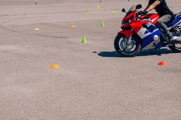 Motosiklet sürmeyi öğrenme platformu. Motosiklet okulunda dersler. Yetişkinler için bisiklet sürme kursu. Adam bisiklet sürmeyi öğreniyor. Eğitim sahasında sürüş becerilerini geliştir