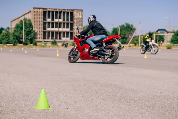 Motosikletliler için yeşil koni yakın plan. Sürücü kursunda trafik konileri vardı. Motosiklet okulundaki öğrenciler için bir devre. Motosiklet sürüş kursları