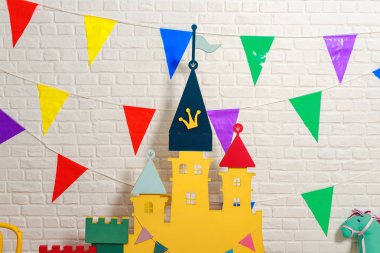 Doğum günü için fotoğraf çekimi için oyuncak kale arkaplanı. Çocuklar için doğum günü kutlaması için süslemeli fotoğraf bölgesi. Çocuklar için çocuk fotoğraf stüdyosu. Karton renkli çocuk şatosu.