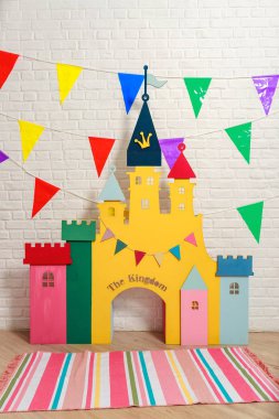 Doğum günü için fotoğraf çekimi için oyuncak kale arkaplanı. Çocuklar için doğum günü kutlaması için süslemeli fotoğraf bölgesi. Çocuklar için çocuk fotoğraf stüdyosu. Karton renkli çocuk şatosu.