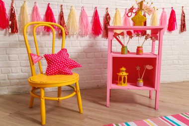 Kızın doğum günü kutlaması için süslemeli fotoğraf bölgesi. Küçük kız için ilk doğum günü partisi için pembe stil dekorasyonu fikri. Bir yıllık fotoğraf çekimi için şık aksesuarlar. Çocuklar için Çocuk Fotoğraf Stüdyosu