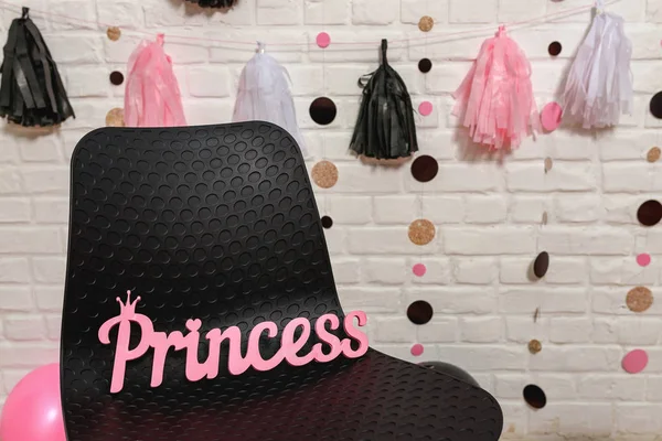 粉红黑色公主风格的想法装饰第一年的生日聚会 粉红的黑纸装饰在白色的砖墙和黑色的椅子上 女孩假日派对照片亭的华丽装饰 — 图库照片