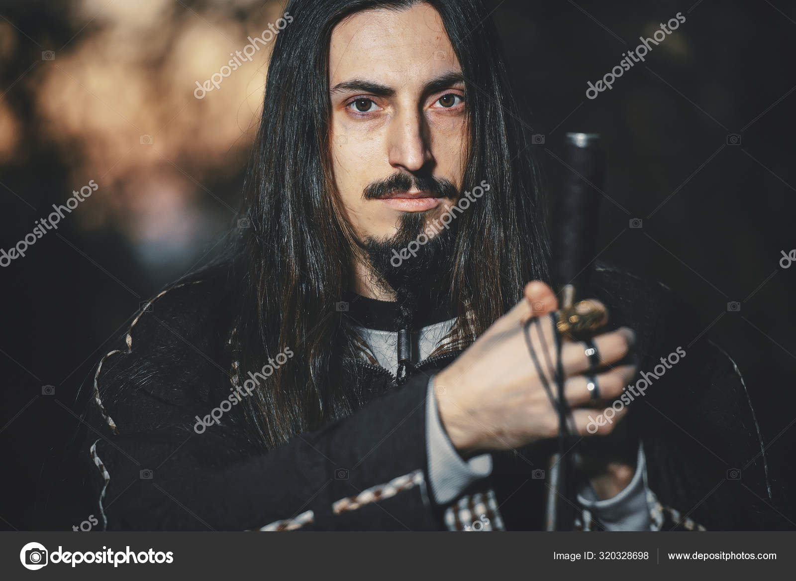 Uomo Con Capelli Lunghi Barba Mantello Nero Immagine Uno Stregone — Foto  stock di © Kinderkz #320328698, image size:1600x1167