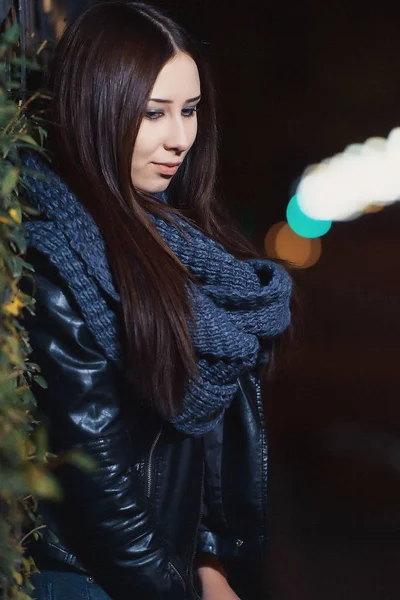 Retrato Una Chica Con Pelo Largo Negro Ropa Oscura Una — Foto de Stock