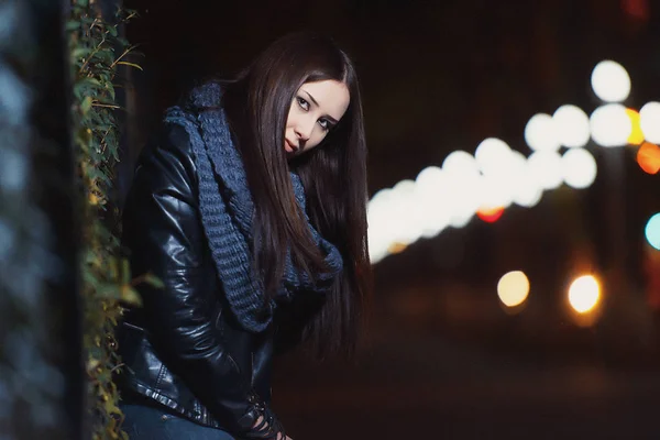 Porträt Eines Mädchens Mit Langen Schwarzen Haaren Dunkler Kleidung Einer — Stockfoto