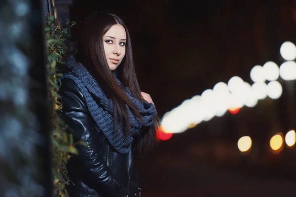 Porträt Eines Mädchens Mit Langen Schwarzen Haaren Dunkler Kleidung Einer — Stockfoto