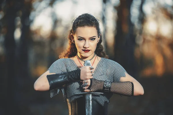 Menina Cavaleiro Correio Corrente Com Cosplay Espada Metálica Estilo Gótico — Fotografia de Stock