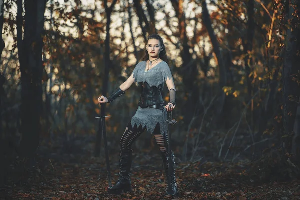 女骑士穿着带金属剑的链子邮件 打扮成哥特式 万圣节森林图像中的女战士亚马逊 — 图库照片