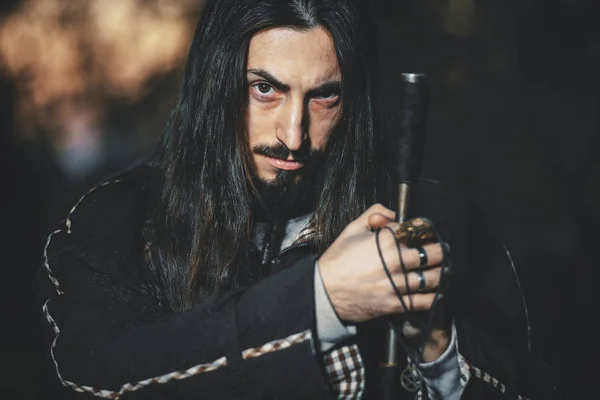 Мужчина Длинными Волосами Бородой Черном Плаще Образе Колдуна Хэллоуин Тёмный — стоковое фото