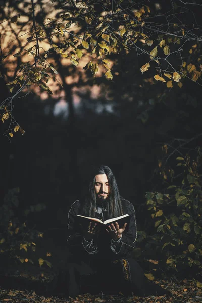 Muž Dlouhými Vlasy Vousy Černém Plášti Obrazu Čaroděje Halloweenu Temný — Stock fotografie