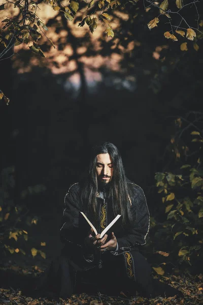 Мужчина Длинными Волосами Бородой Черном Плаще Образе Колдуна Хэллоуин Тёмный — стоковое фото