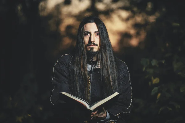 Uomo Con Capelli Lunghi Barba Mantello Nero Immagine Uno Stregone — Foto Stock