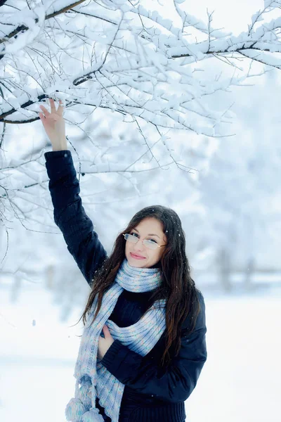 Ragazza Allegra Scuote Neve Dall Albero Ritratto Ragazza Inverno All — Foto Stock