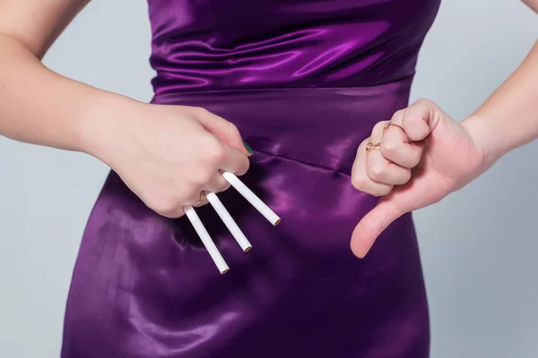 Cigarety Rukou Děvčat Gesta Jako Zblízka Nerada Žena Proti Kouření — Stock fotografie