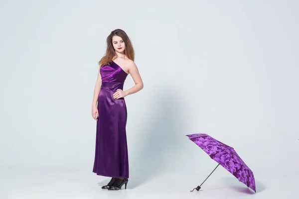 Uma Menina Vestido Roxo Fundo Branco Com Guarda Chuva Suas — Fotografia de Stock