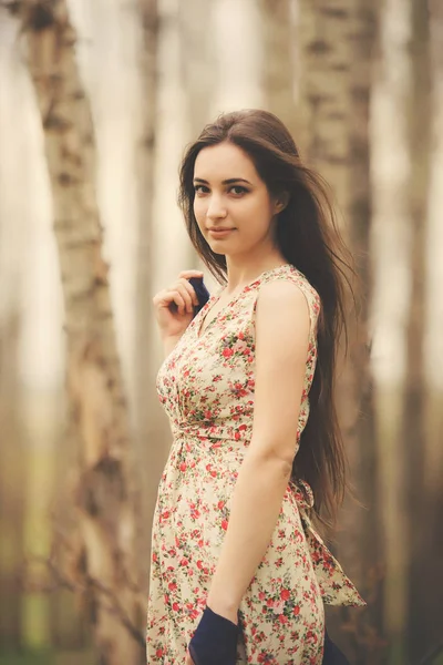 Retrato Una Hermosa Joven Jardín Principios Primavera Chica Morena Vestido — Foto de Stock