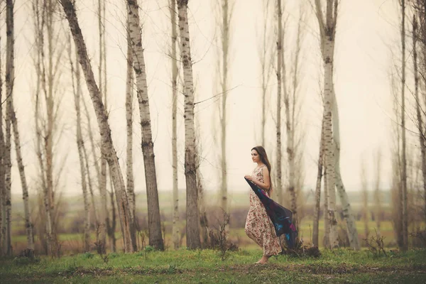 Retrato Una Hermosa Joven Jardín Principios Primavera Chica Morena Vestido — Foto de Stock