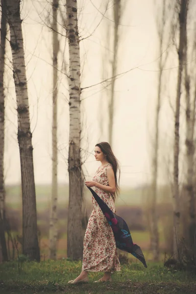 Retrato Una Hermosa Joven Jardín Principios Primavera Chica Morena Vestido — Foto de Stock