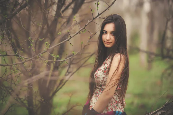 Retrato Una Hermosa Joven Jardín Principios Primavera Chica Morena Vestido — Foto de Stock