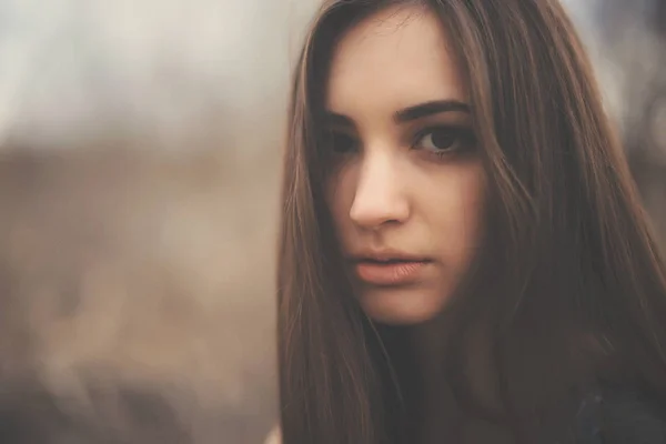 Retrato Una Hermosa Joven Con Vestido Largo Sobre Fondo Árboles — Foto de Stock