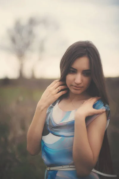 Retrato Una Hermosa Joven Con Vestido Largo Sobre Fondo Árboles — Foto de Stock