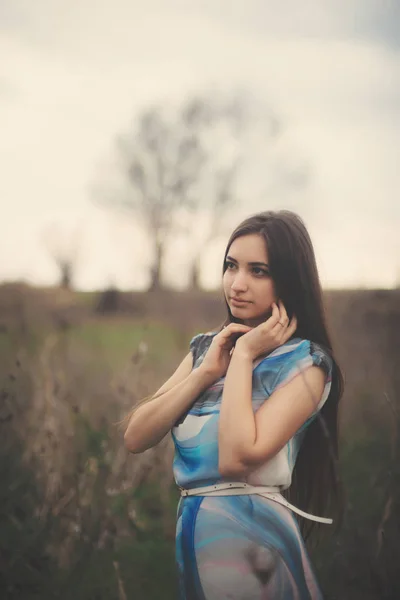 Retrato Una Hermosa Joven Con Vestido Largo Sobre Fondo Árboles — Foto de Stock