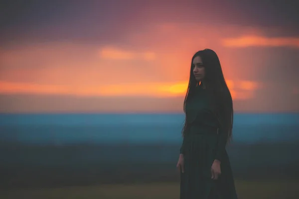 Retrato Una Hermosa Mujer Joven Vestido Largo Verde Sobre Fondo — Foto de Stock