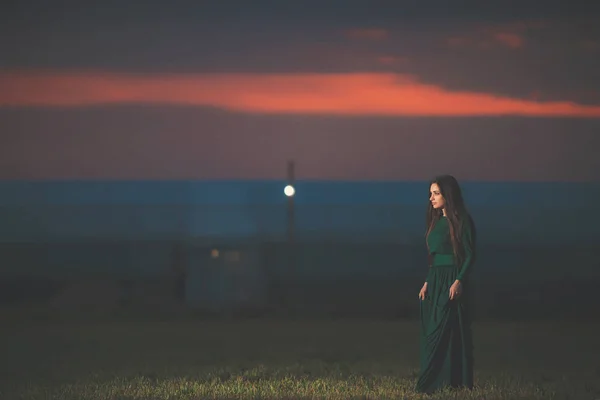 Hermosa Mujer Joven Vestido Verde Largo Sobre Fondo Del Atardecer — Foto de Stock