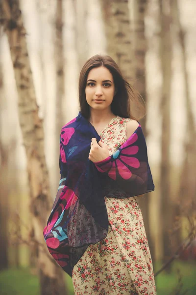 Retrato Una Hermosa Joven Jardín Principios Primavera Chica Morena Vestido — Foto de Stock