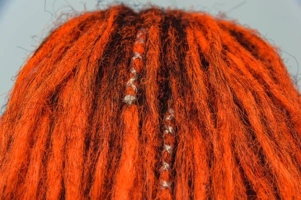 Röda Eldiga Naturliga Dreadlocks Och Flätor Med Dekorationer Vitt Orange — Stockfoto