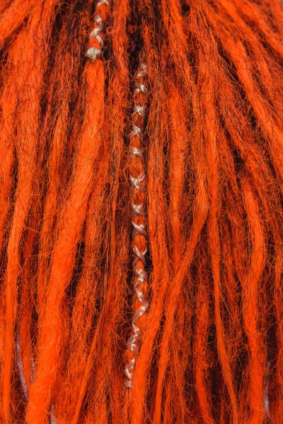Красные Огненные Природные Дреды Косички Украшениями Белом Оранжевые Дреды Крупным — стоковое фото