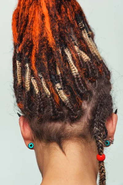 Menina Com Dreadlocks Fogo Vermelho Reunidos Uma Cauda Fundo Branco — Fotografia de Stock