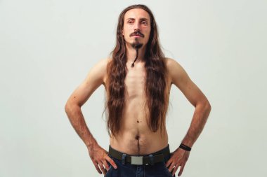 Beyaz arka planda çıplak gövdeli, uzun saçlı ve sakallı bir adam. Genç bir çocuğun uzun dalgalı saçları. Uzun erkek saçlarına dikkat et.