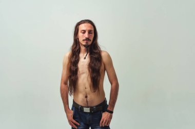 Beyaz arka planda çıplak gövdeli, uzun saçlı ve sakallı bir adam. Genç bir çocuğun uzun dalgalı saçları. Uzun erkek saçlarına dikkat et.