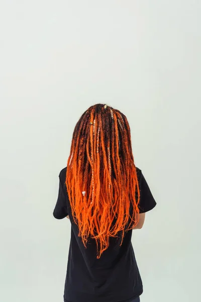 Uma Menina Com Dreadlocks Vermelhos Ardentes Visão Traseira Fundo Branco — Fotografia de Stock