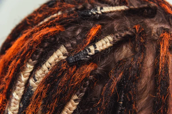 Röda Eldiga Naturliga Dreadlocks Och Flätor Med Dekorationer Hårbotten Orange — Stockfoto