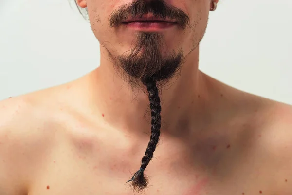Uomo Con Una Lunga Barba Intrecciata Coda Treccia Primo Piano — Foto Stock