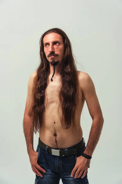 Homem Cabelo Comprido Barba Com Tronco Num Fundo Branco Cabelo — Fotografia de Stock