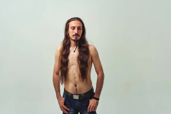 Beyaz Arka Planda Çıplak Gövdeli Uzun Saçlı Sakallı Bir Adam — Stok fotoğraf