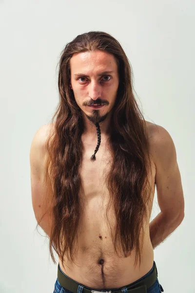 Homem Cabelo Comprido Barba Com Tronco Num Fundo Branco Cabelo — Fotografia de Stock