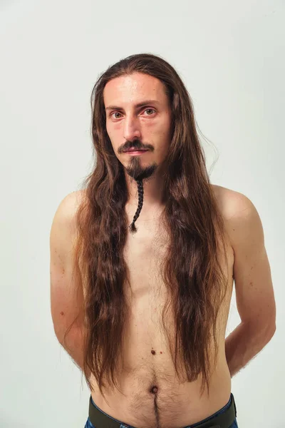 Homem Cabelo Comprido Barba Com Tronco Num Fundo Branco Cabelo — Fotografia de Stock