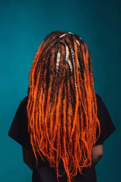 Chica Con Las Rastas Rojas Las Olas Ardientes Del Fondo — Foto de Stock