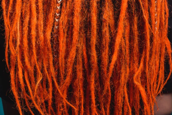 オレンジの赤のクローズアップをドレッドロックします 天然の髪からドレッドロックを編組 燃えるような赤のドレッドドレッドロックバックビューを持つ女の子 — ストック写真
